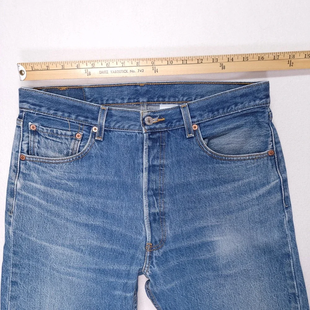 Vintage Levis 501 Original Fit Mens Jeans 34x28 Medium Wash Blue Denim Y2K